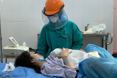Thêm một bé trai chào đời trong phòng cách ly phòng dịch Covid-19 tại Quảng Ninh