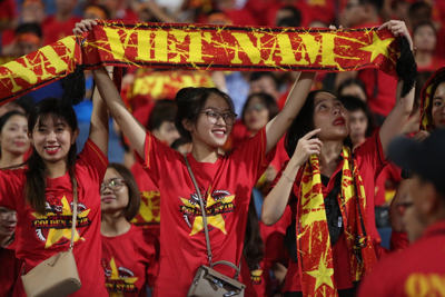 Những nữ cổ động viên xinh đẹp "tiếp lửa" cho tuyển Việt Nam