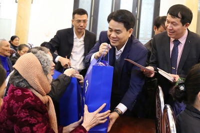 Chủ tịch UBND TP Hà Nội Nguyễn Đức Chung thăm, tặng quà Giáo xứ Chính tòa Hà Nội