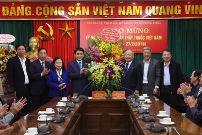 Chủ tịch Nguyễn Đức Chung chúc mừng các chuyên gia đầu ngành y tế