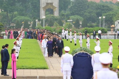 [Ảnh] Các vị đại biểu Quốc hội vào Lăng viếng Chủ tịch Hồ Chí Minh