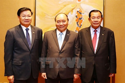 Thủ tướng làm việc với Thủ tướng Lào và Campuchia bên lề ASEAN 31