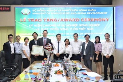 Trao kỷ niệm chương Vì sự nghiệp NN&PTNT Việt Nam cho cán bộ Sứ quán Nhật Bản