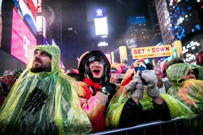 Mỹ: Quảng trường Thời đại bùng nổ đón năm mới, bất chấp trời mưa