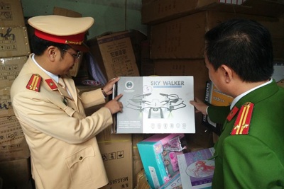 Bắt giữ 3 ô tô chở hơn 20 tấn hàng lậu trên cao tốc Hà Nội - Lào Cai