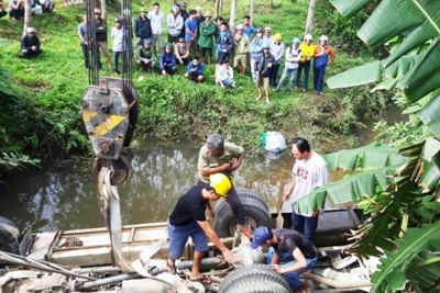 Trục vớt thành công xe khách “ôm” 7 người lao xuống sông