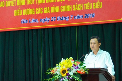 Huyện Gia Lâm tặng 13.700 suất quà cho các đối tượng chính sách