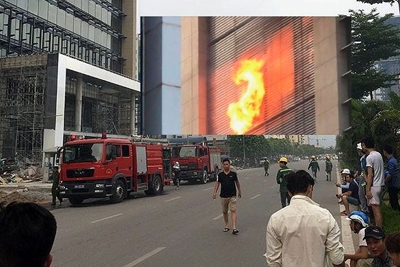 Hà Nội: Cháy lớn tại tòa nhà đang hoàn thiện trên phố Dương Đình Nghệ