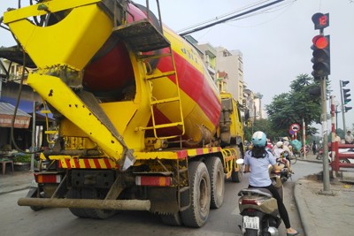 Xe bồn bê tông Việt Tiệp - Hung thần trong giờ cao điểm