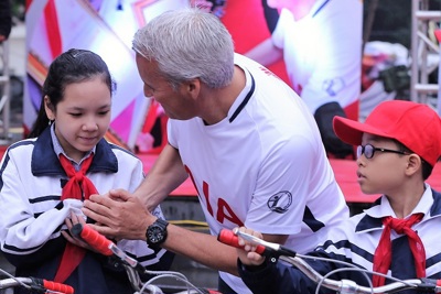 AIA Việt Nam tặng xe đạp và hợp đồng bảo hiểm cho trẻ em Hà Nội khó khăn