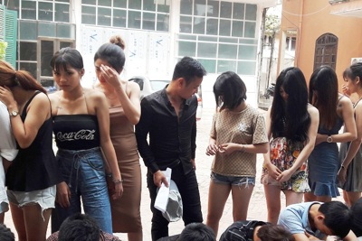 Đột kích quán karaoke, cảnh sát phát hiện hơn 20 thanh niên đang “bay lắc”