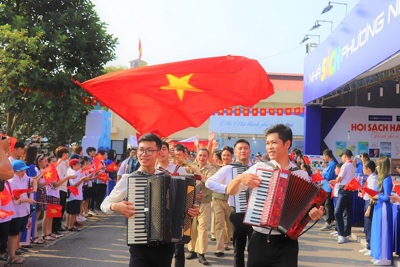 Hàng nghìn người dân dự lễ chào cờ lịch sử kỷ niệm 65 năm Ngày Giải phóng Thủ đô