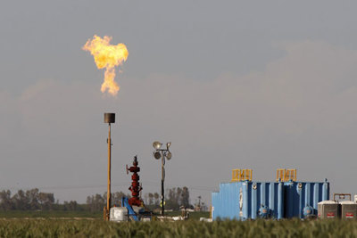 Giá dầu giảm mạnh do nguồn cung toàn cầu tăng kỷ lục