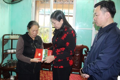 Chủ tịch Ủy ban Mặt trận tổ quốc TP thăm hỏi 3 gia đình chiến sỹ công an hy sinh tại Đồng Tâm