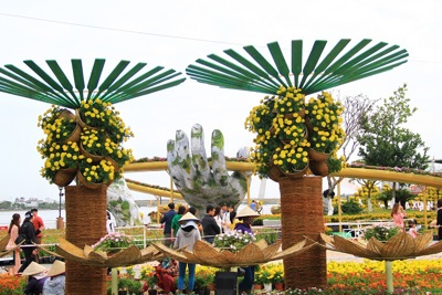 Người dân, du khách thích thú chụp ảnh cùng cầu Vàng giữa lòng Đà Nẵng