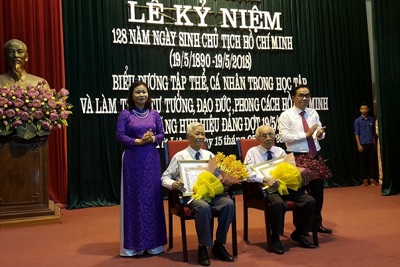 Trao tặng 150 Huy hiệu Đảng đợt 19/5 tại quận Nam Từ Liêm