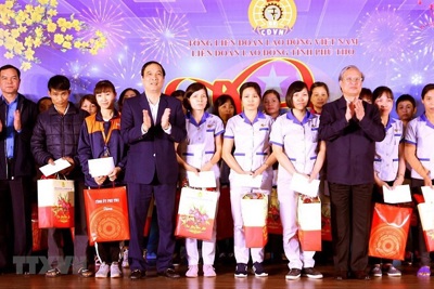 Thường trực Ban Bí thư thăm, tặng quà công nhân lao động ở Phú Thọ