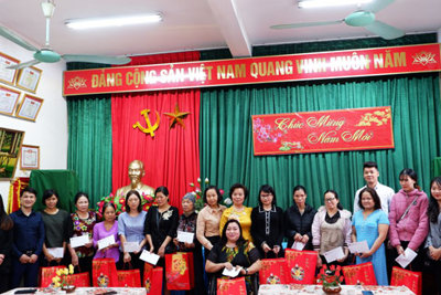 Hội Phụ nữ quận Hà Đông tặng 287 xuất quà cho phụ nữ khó khăn và yếu thế