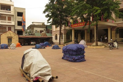 “Biến” sân trụ sở UBND xã Chàng Sơn thành nơi phơi thóc