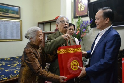Phó Chủ tịch Thường trực HĐND TP Nguyễn Ngọc Tuấn thăm, tặng quà gia đình chính sách tiêu biểu quận Hoàn Kiếm, huyện Quốc Oai.