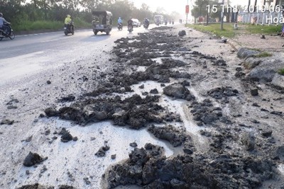 Đại lộ Thăng Long mất ATGT vì bùn đất tràn đường