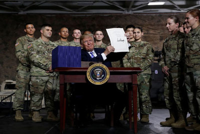 Tổng thống Trump ký phê chuẩn dự luật quốc phòng 716 tỷ USD, nới lỏng kiểm soát với ZTE