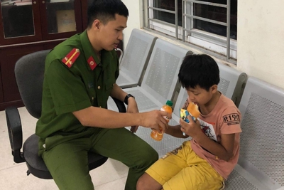 Hà Nội: Trung úy công an giúp bé trai đi lạc hơn 10km đoàn tụ gia đình