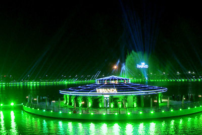 Vinhomes Riverside: Lighting Show hoành tráng trên mặt hồ Harmony
