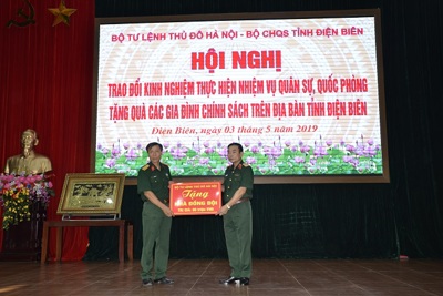 Bộ Tư lệnh Thủ đô Hà Nội tặng quà các gia đình chính sách tỉnh Điện Biên