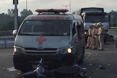 Đà Nẵng: Xe cứu thương va chạm xe máy, 2 người nguy kịch