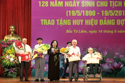 Phó Bí thư Thành ủy Nguyễn Thị Bích Ngọc trao Huy hiệu Đảng tại quận Bắc Từ Liêm