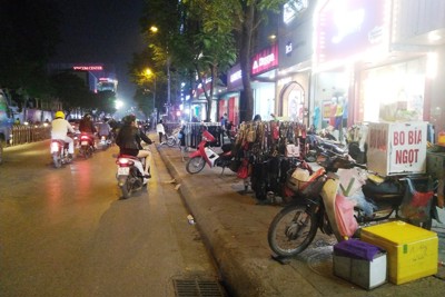 Bao giờ xử lý chợ đêm trên phố Chùa Bộc?
