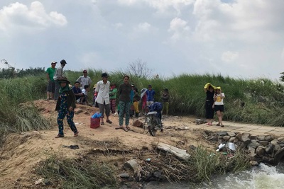Quảng Ngãi: Cấm đò sau tai nạn, dân ốc đảo "chôn chân"