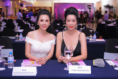 Á hậu 46 tuổi Trịnh Kim Chi táo bạo gợi cảm bên Hoa hậu Ngọc Bích