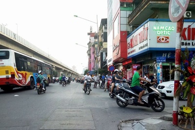 Nhiều phương tiện đi ngược chiều ở nút Lương Thế Vinh - Nguyễn Trãi