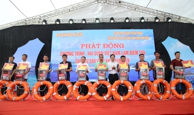 Agribank trao tặng 150 phần quà tại Lễ Phát động Chương trình “Hải quân Việt Nam làm điểm tựa cho ngư dân vươn khơi, bám biển”