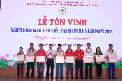 Hà Nội tôn vinh hơn 100 cá nhân, gia đình hiến máu tiêu biểu