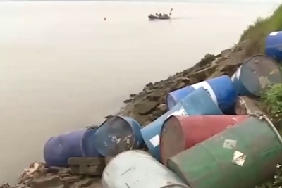 Điều tra vụ hàng chục thùng phuy nghi chứa hóa chất đổ trộm xuống sông Hồng