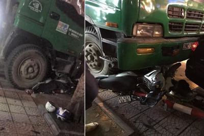 Hà Nội: Hai thanh niên đi xe máy chờ đèn đỏ bị ô tô chở rác đâm trọng thương