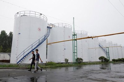 Giá dầu bất ngờ đi xuống dù OPEC đồng ý gia hạn thỏa thuận giảm sản lượng