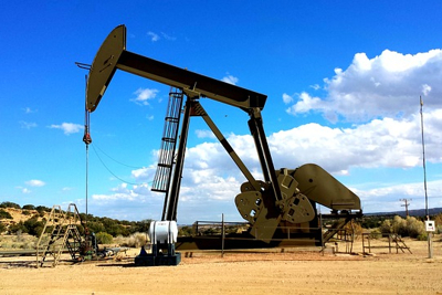 Giá dầu nhảy vọt hơn 4% sau phiên lao dốc mạnh nhất trong 18 năm