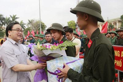 Bí thư Thành ủy Hoàng Trung Hải động viên tân binh huyện Thanh Trì lên đường nhập ngũ