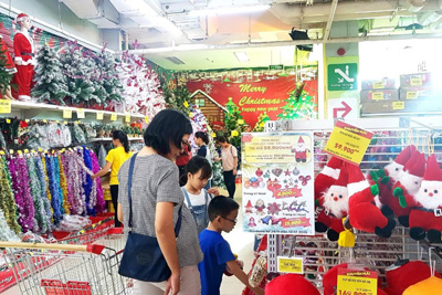 Các trung tâm thương mại giảm mạnh giá hàng hóa đón Noel