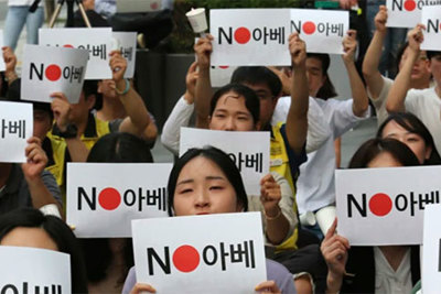 Leo thang tranh chấp Hàn - Nhật, người dân tự thiêu trước đại sứ quán
