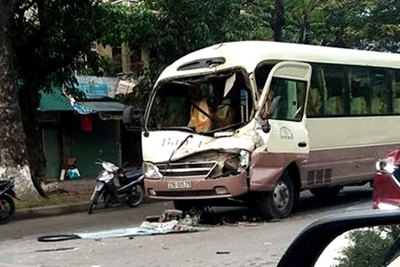 Nghệ An: Xe khách vượt đèn đỏ đâm vào đuôi xe tải