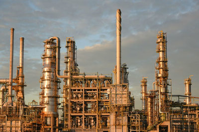 Giá dầu tăng nhờ thông tin OPEC và Nga có thể tiếp tục cắt giảm sản xuất