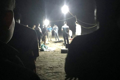 Hà Tĩnh: Tìm kiếm tung tích 2 thi thể trôi dạt vào bờ biển
