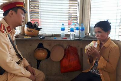 Hà Nội: Người phụ nữ kiệt sức trên đường được CSGT giúp đỡ