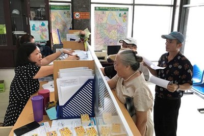 Hà Nội: Hàng ngàn người cao tuổi đến làm thẻ miễn phí xe buýt