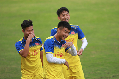 Tiền đạo Đức Chinh pha trò, U23 Việt Nam vui vẻ tập luyện